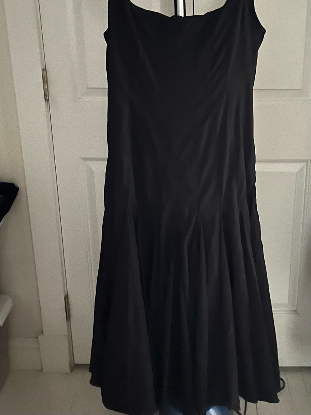 Elegant Black Midi Dress - Picture 5 of 5